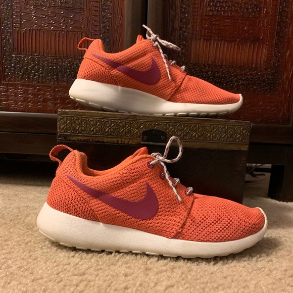 🚨 LAST CALL🚨 [Nike] Women's Roshe One - Picture 2 of 7